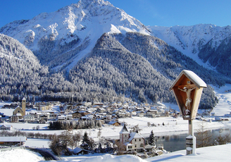 Ausblick von Froj zum verschneiten Reschen