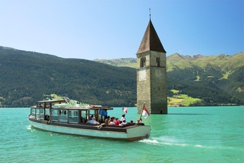 Ausflugschff Hubertus am  Turm im See