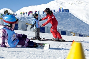 Kleine beim Skifahren lernen