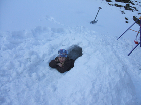 Miri hinter dem Haus, in ihrem selbstgebauten Iglu