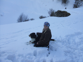 Miri spielt mit unserem Hund im Schnee