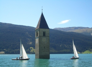 Segelschiffe am Turm